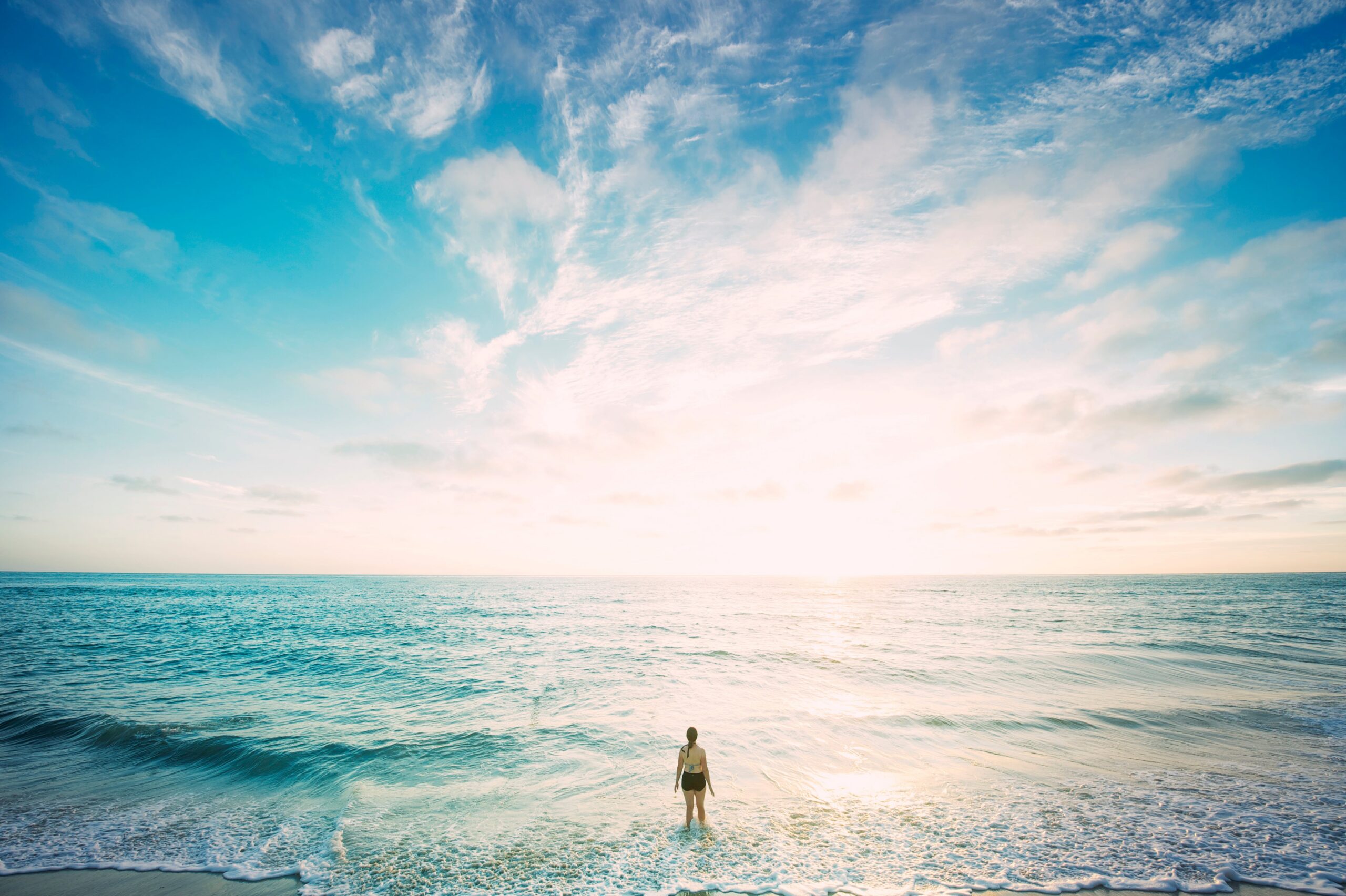 Calm ocean waves under a bright sky, symbolizing God's promise of presence in life's trials